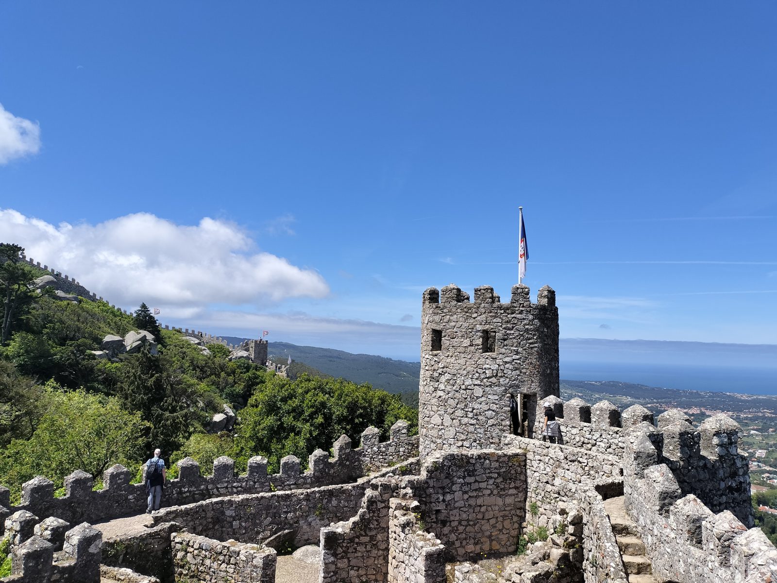 ムーア人の城跡の城壁と塔 Moorish Castle walls and tower, Sintra