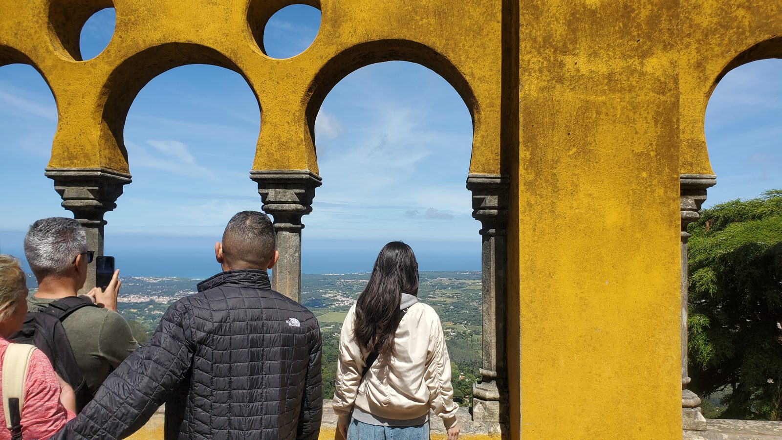 ペーナ宮殿のアーチ越しの眺望 View through the arches of Pena Palace, Sintra