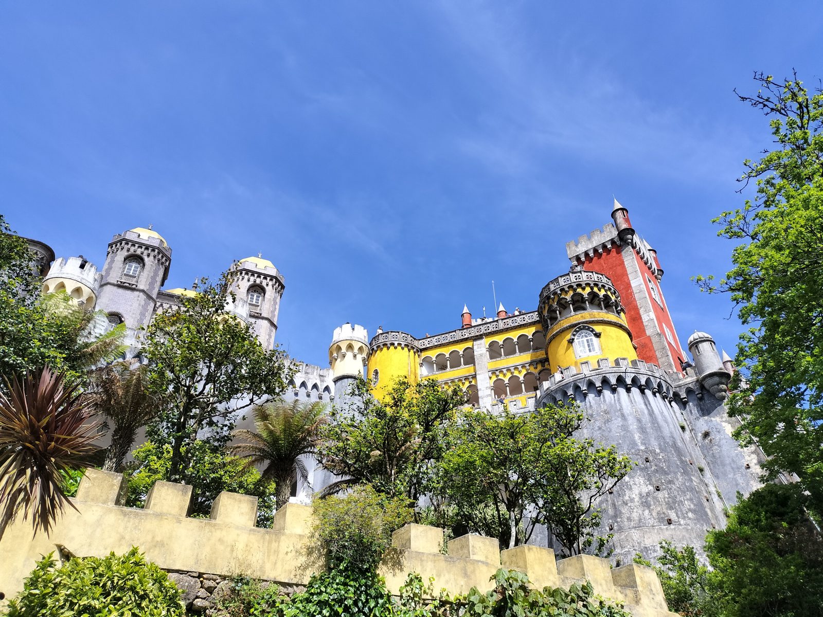 城壁沿いの小道から見上げるペーナ宮殿 Pena Palace from the rampart path, Sintra