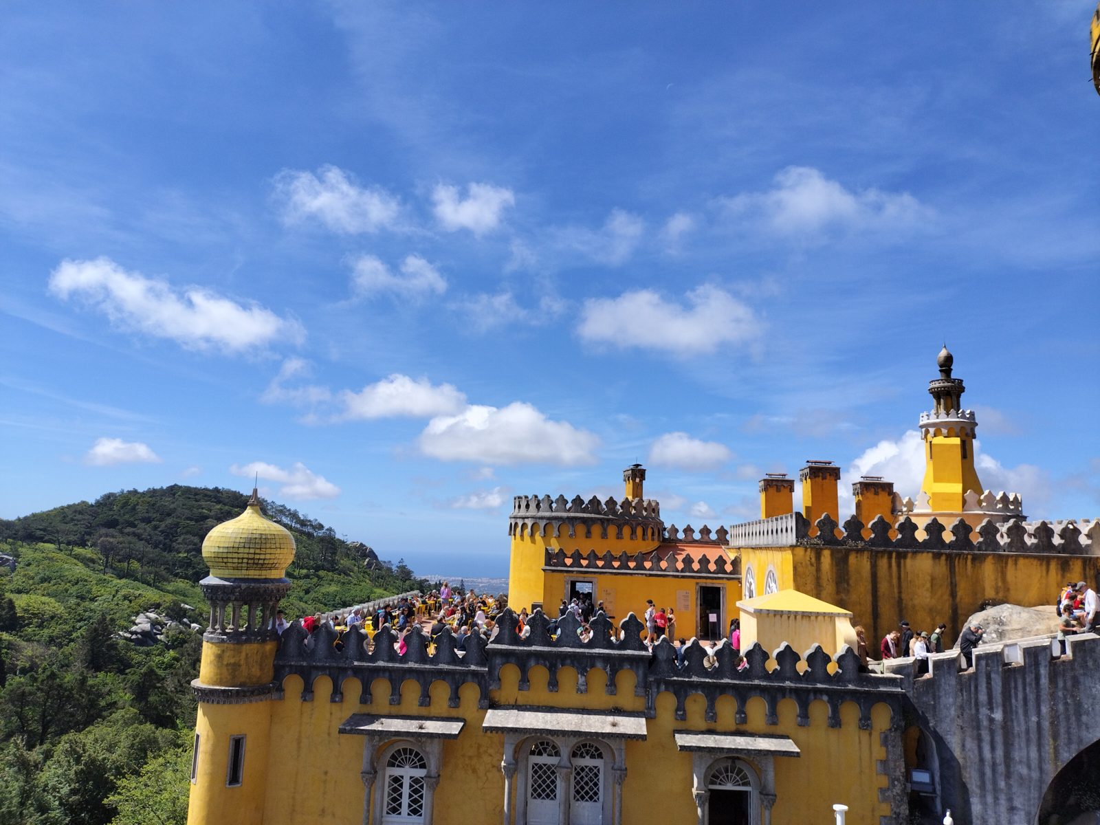 ペーナ宮殿の黄色い塔 Yellow towers of Pena Palace, Sintra
