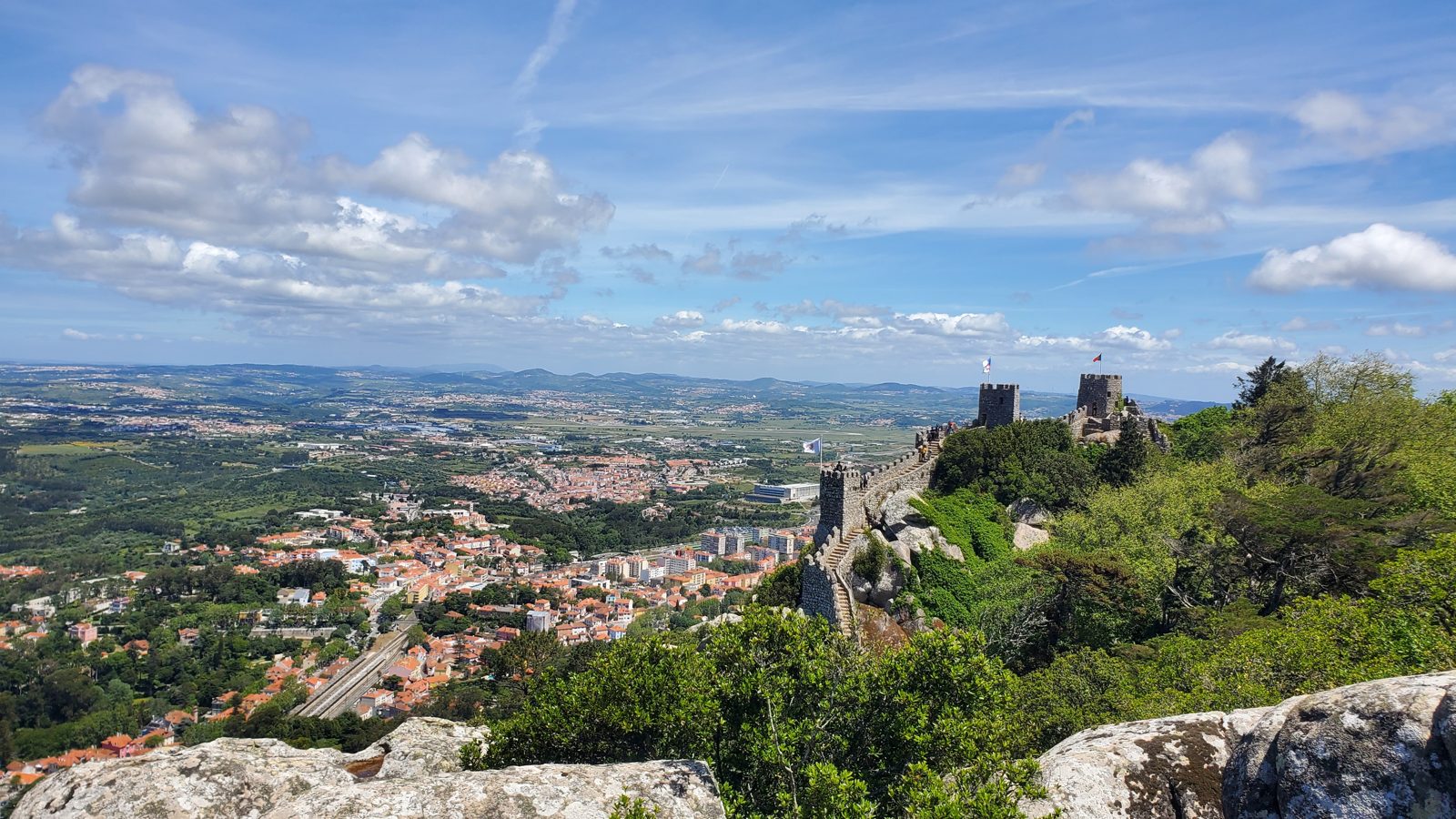 ペーナ宮殿から望むシントラの町とムーア城 View of Sintra town and Moorish Castle from Pena