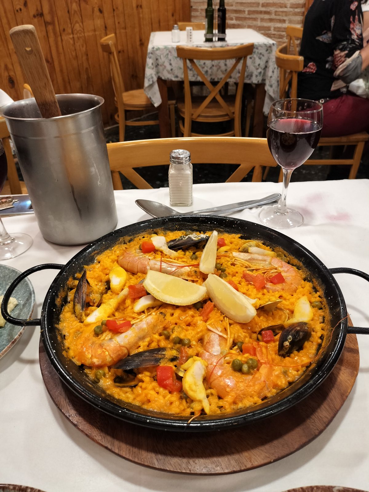 レストランのパエリア Paella at a restaurant in Spain