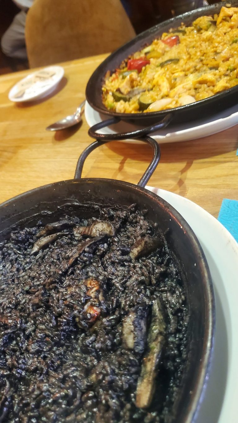 鉄鍋で供されるパエリア Paella served in traditional pans