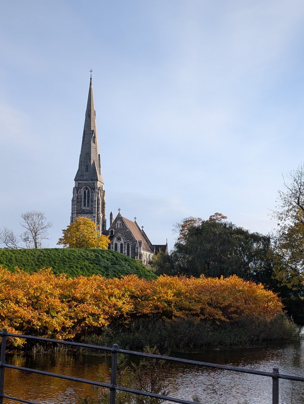 聖アルバン教会と紅葉 St Alban's Church with autumn foliage, Copenhagen