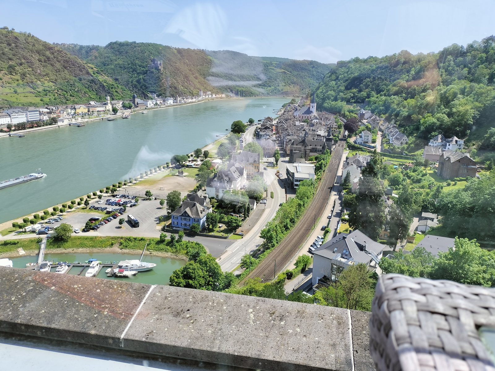 ラインフェルス城から見下ろすザンクト・ゴアールの町とライン川 St. Goar and the Rhine seen from Rheinfels Castle