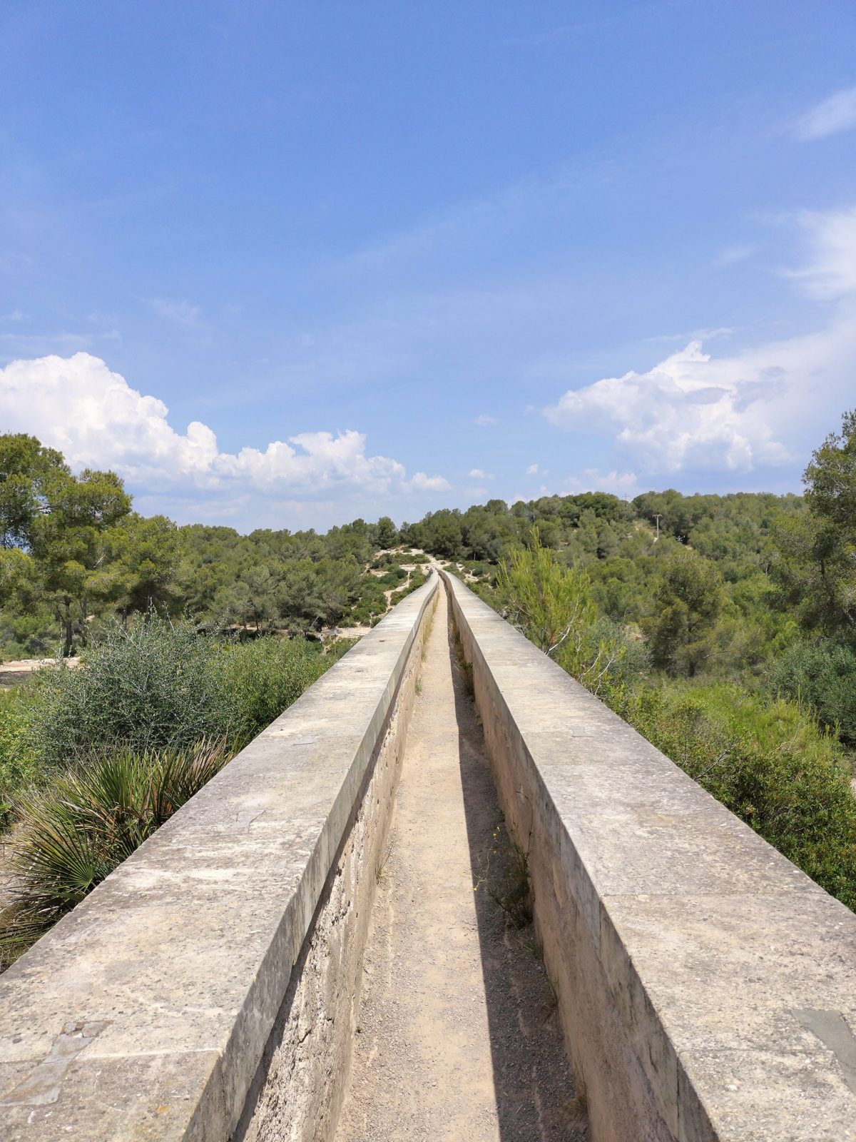 ローマ水道橋の上の水路を歩く Walking the channel atop the Roman aqueduct, Tarragona