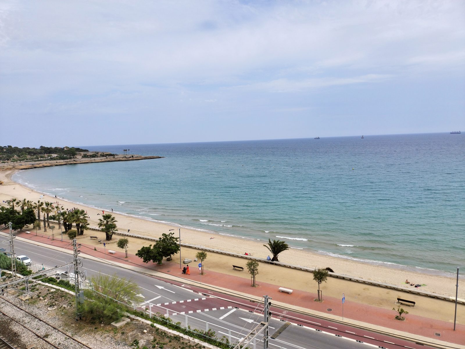 タラゴナの地中海ビーチ Mediterranean beach at Tarragona