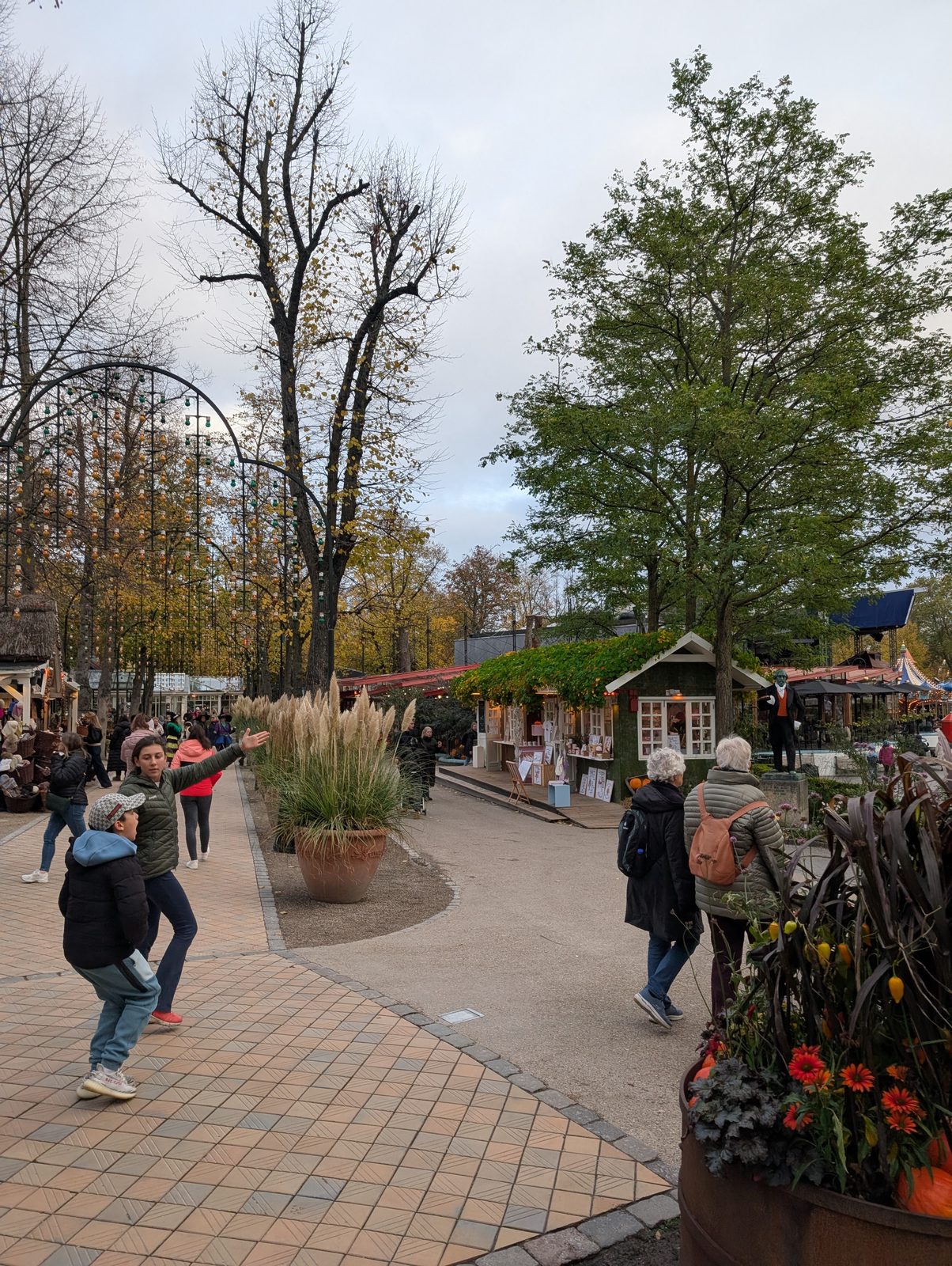 かぼちゃと秋の花で飾られた園路 Halloween pumpkins along the Tivoli garden path