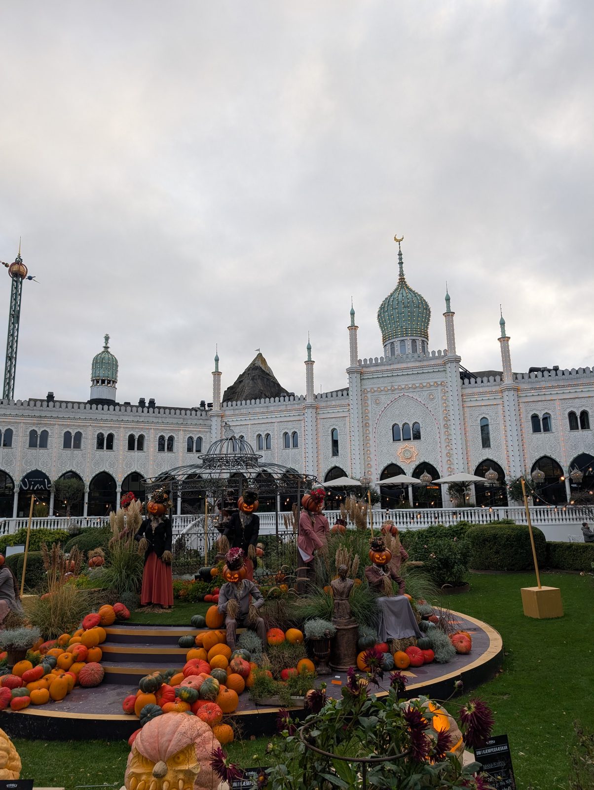 チボリのパゴダとかぼちゃの装飾 The pagoda of Tivoli with pumpkin displays