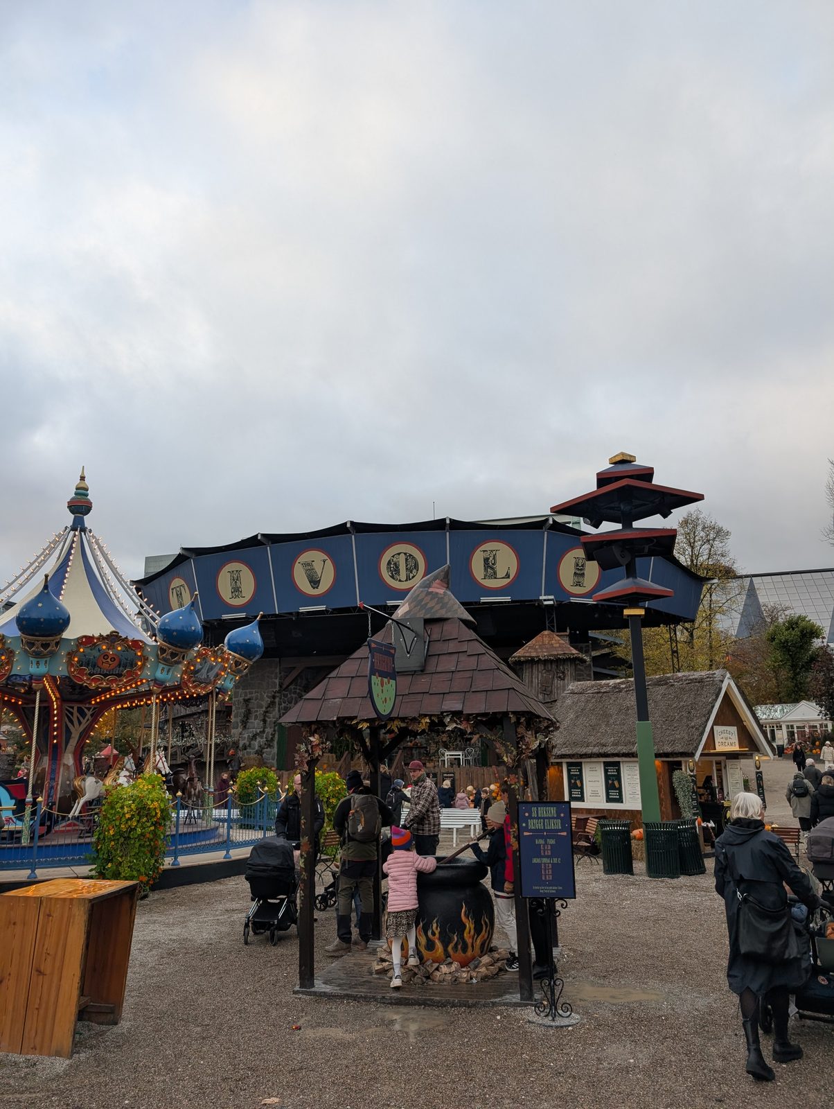 チボリのクラシックな回転遊具 Classic carousel ride at Tivoli Gardens