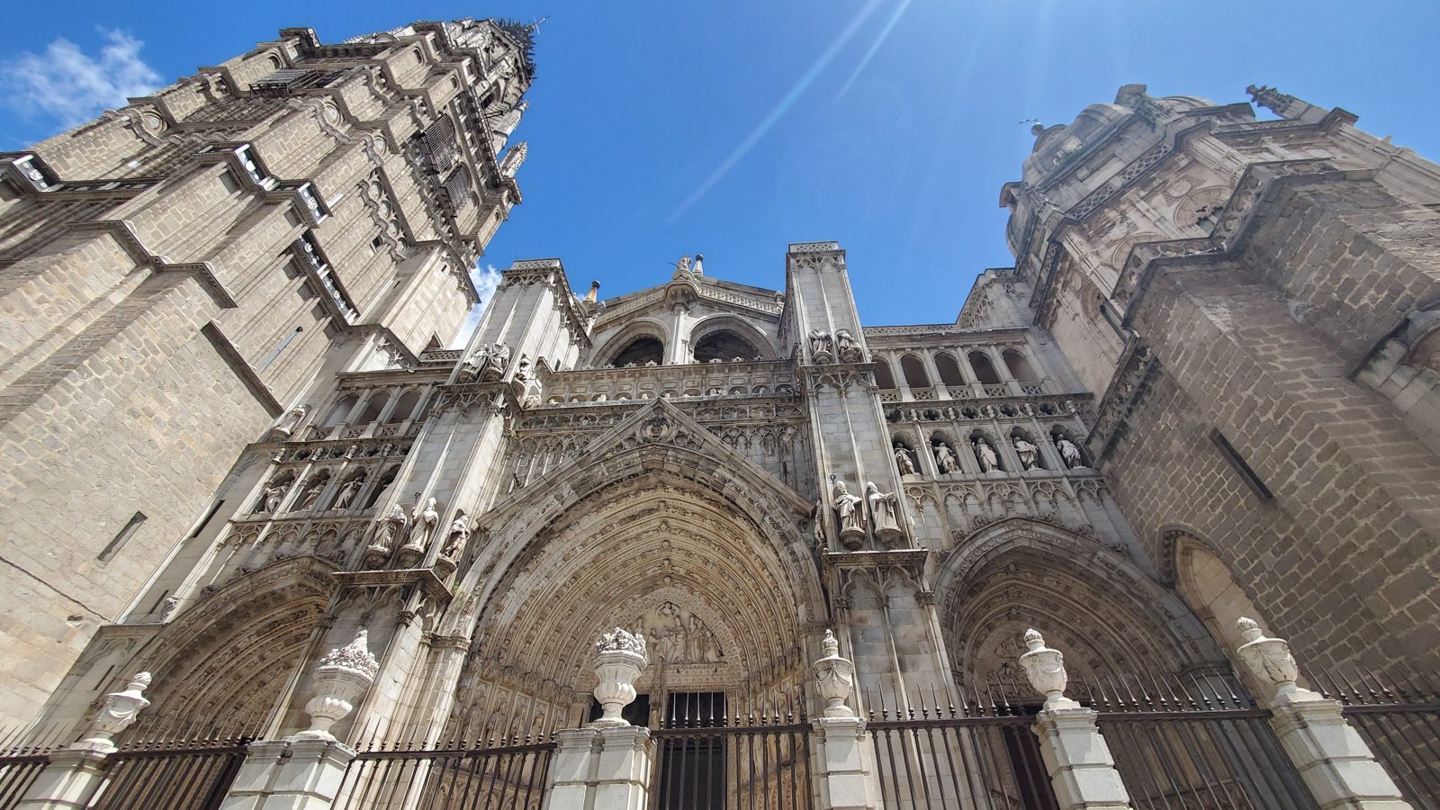 トレド大聖堂のファサードを見上げる Toledo Cathedral facade from below