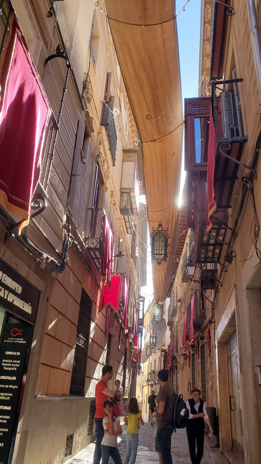 トレド旧市街の細い路地 Narrow alley in Toledo old town