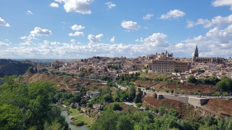 丘の上に広がるトレド旧市街 Panorama of Toledo hilltop old town