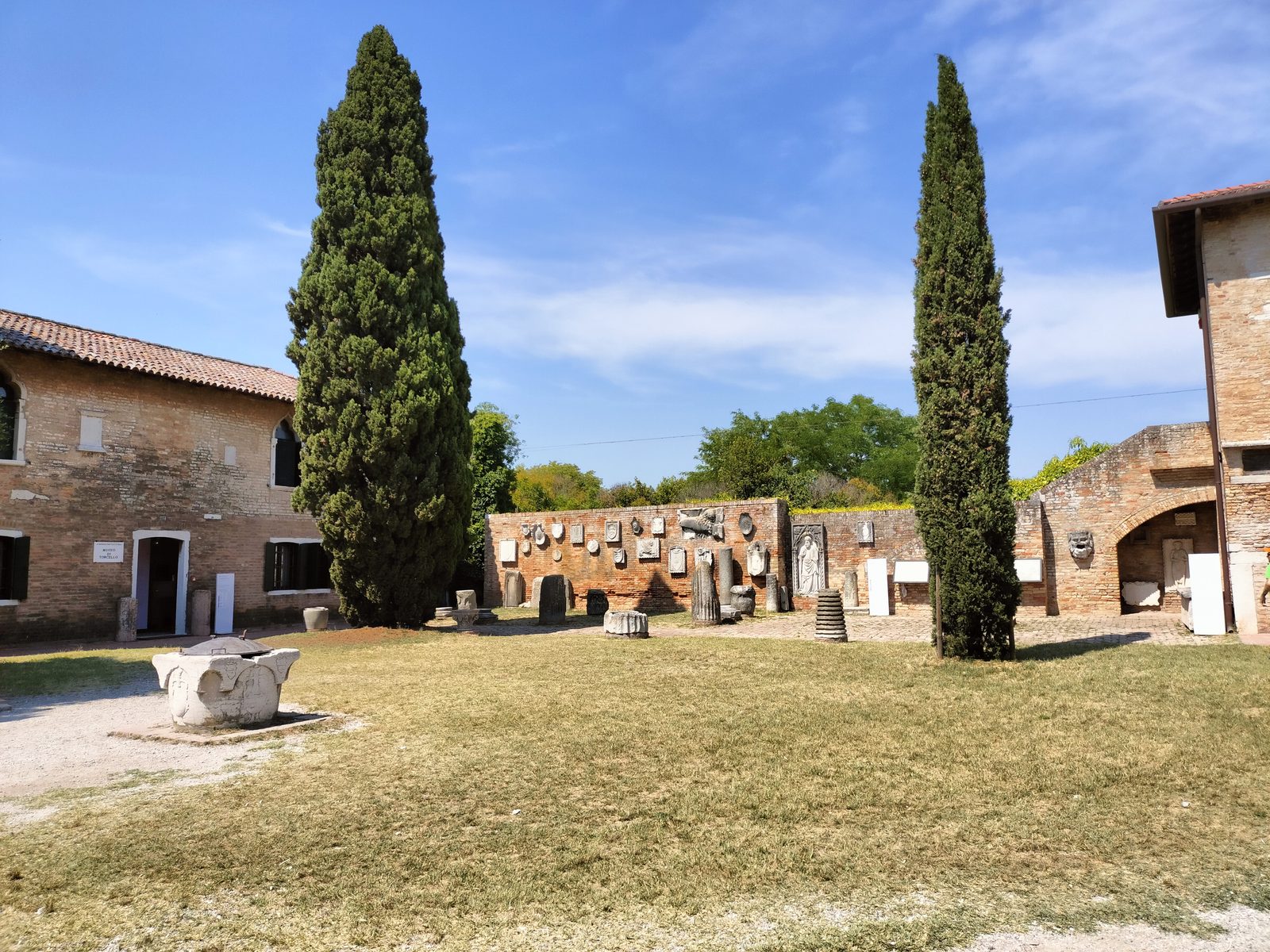 トルチェッロ島の博物館中庭 Torcello island museum courtyard, Venice lagoon