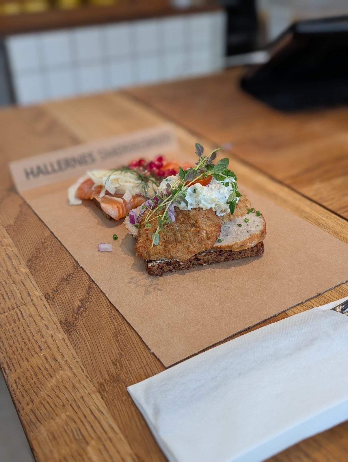 トーヴェハレルネ市場のスモーブロー Smørrebrød at Torvehallerne market, Copenhagen