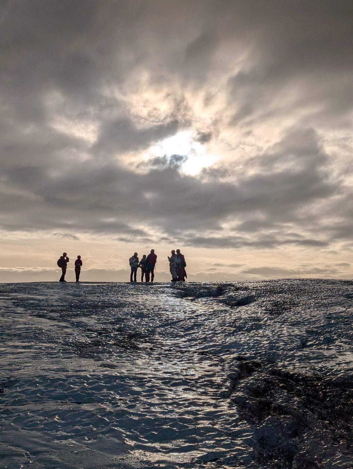 ヴァトナヨークトル氷河ハイキングのシルエット Glacier hike silhouettes on Vatnajökull, Iceland