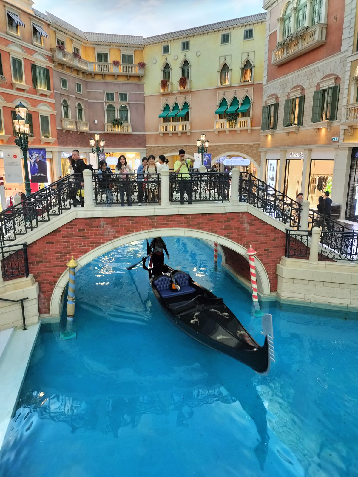 ヴェネチアン・マカオの運河とゴンドラ Grand Canal with gondola inside The Venetian Macao