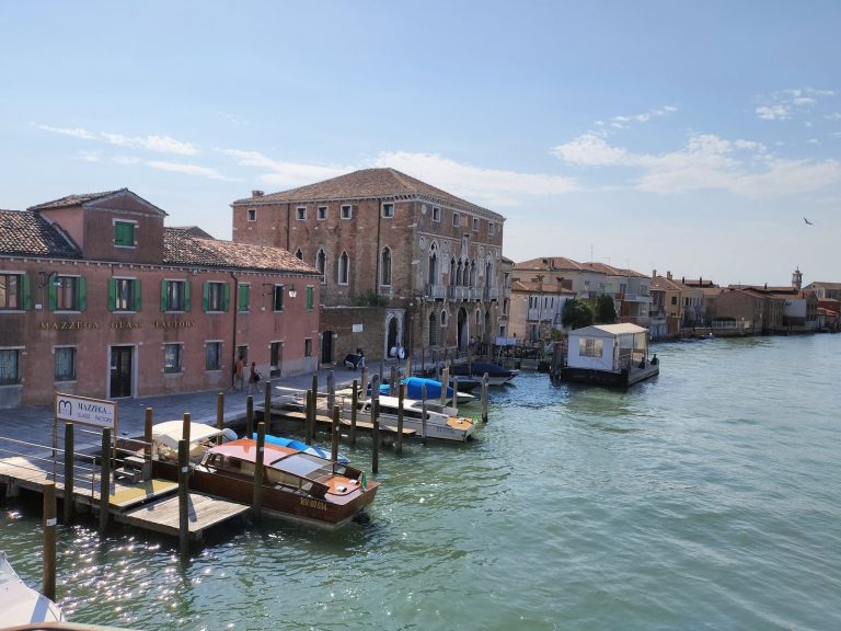ヴェネツィアの運河と船着場 Canal waterfront in Venice