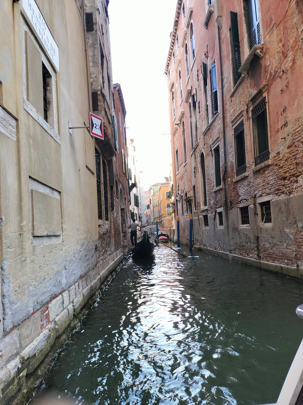 狭い運河を進むゴンドラ Gondola in a narrow canal, Venice