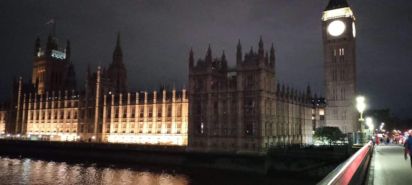 夜のウェストミンスター宮殿と時計塔 The Houses of Parliament at night, London