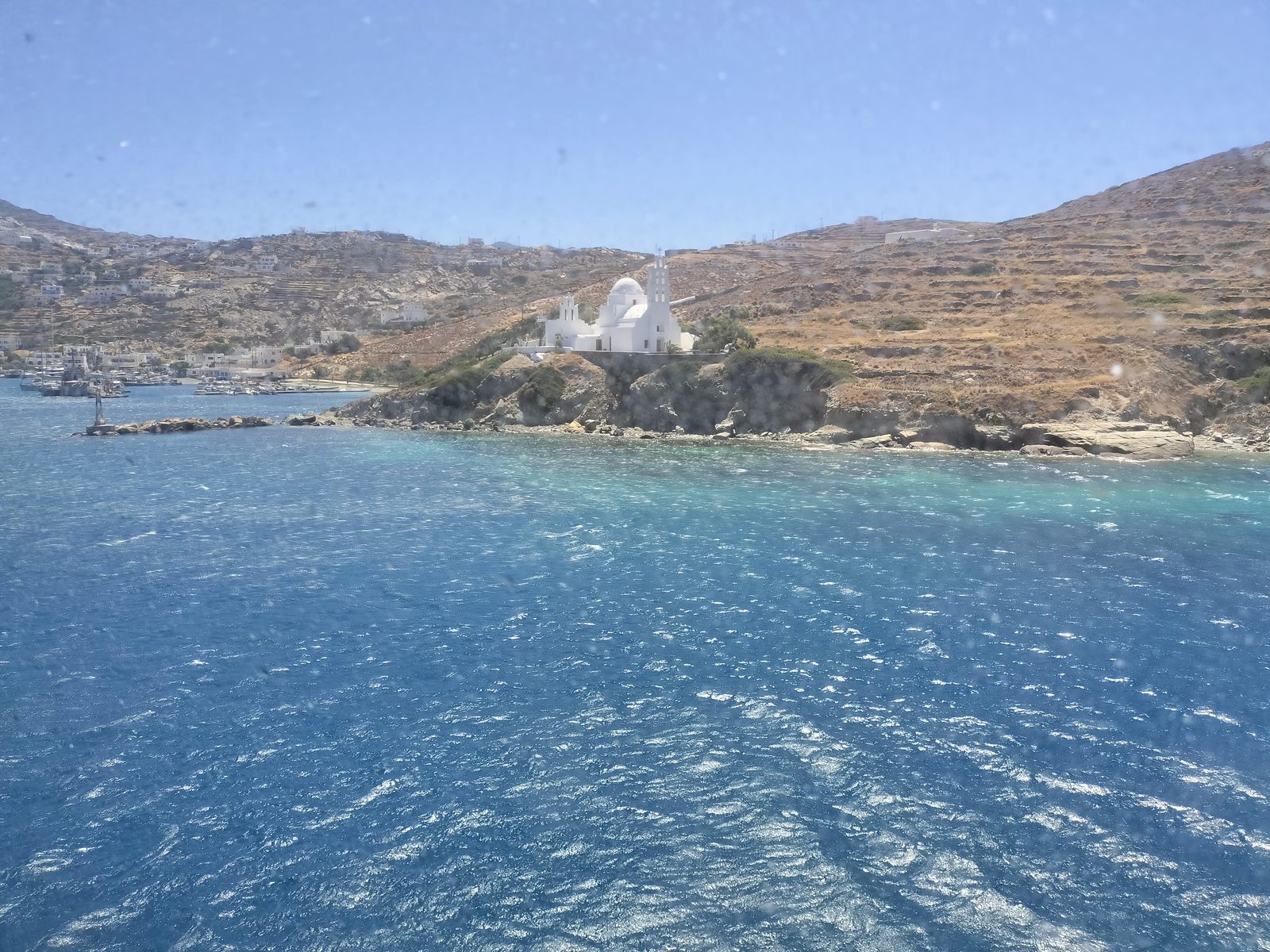 フェリーから見えてくる島影 Aegean island seen from an approaching ferry