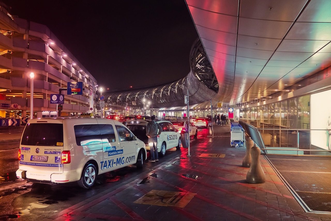深夜の空港とタクシー乗り場 Airport terminal and taxi rank at night