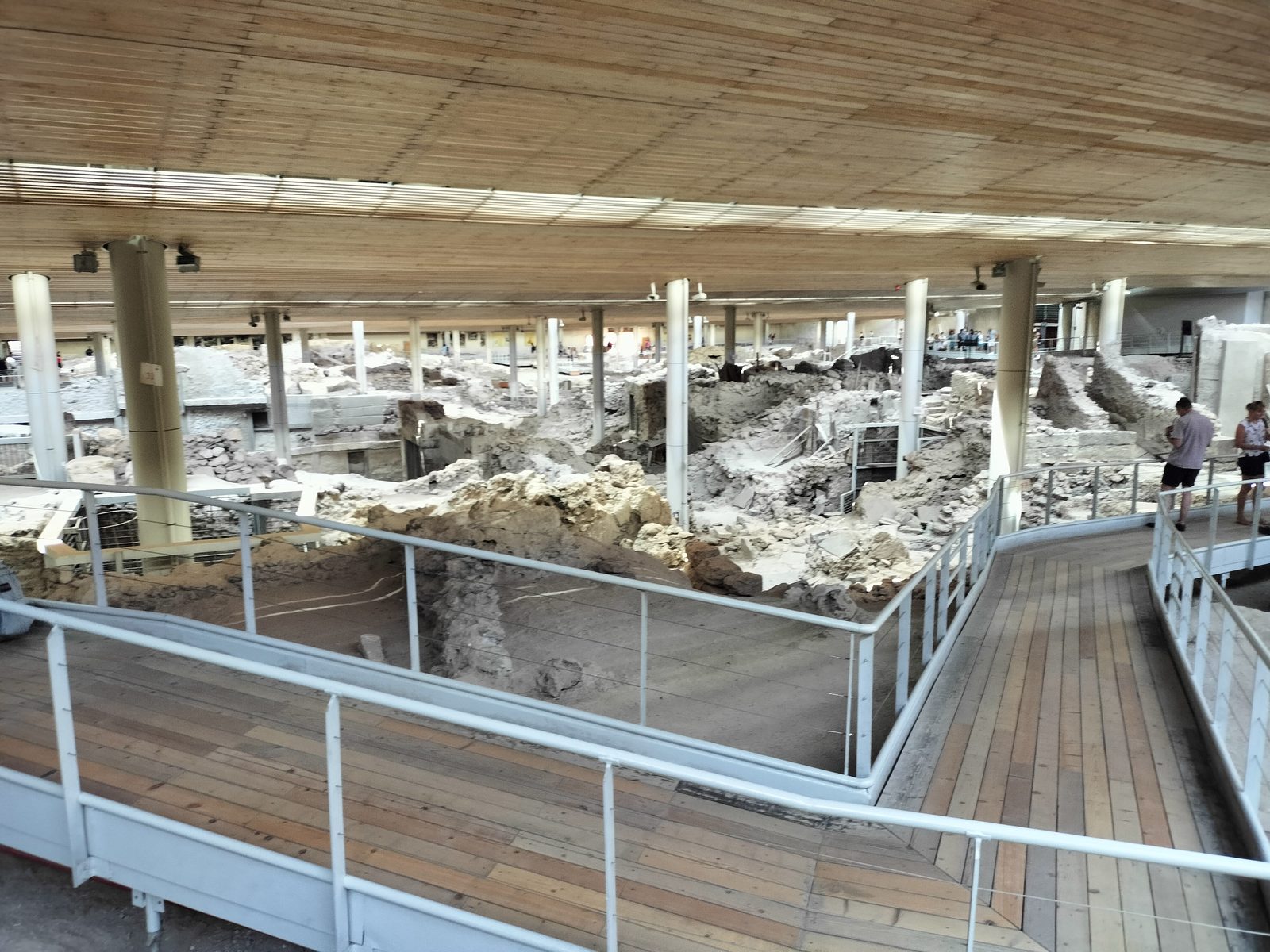 遺跡の上に渡された見学路 Elevated walkway over the Akrotiri site, Santorini