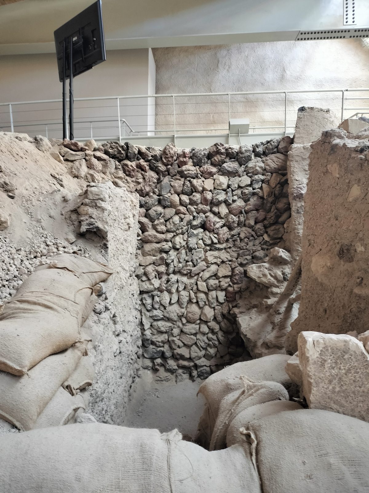 アクロティリに残る石積みの壁 Stone walls remaining at Akrotiri, Santorini
