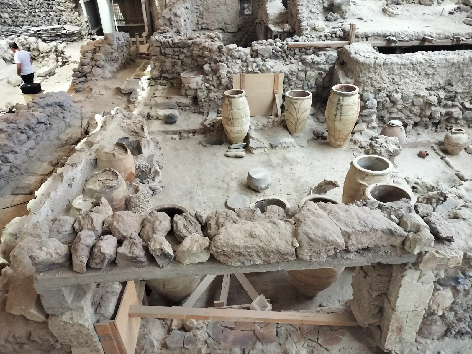 出土したまま並ぶ貯蔵壺ピトス Storage jars (pithoi) at Akrotiri, Santorini