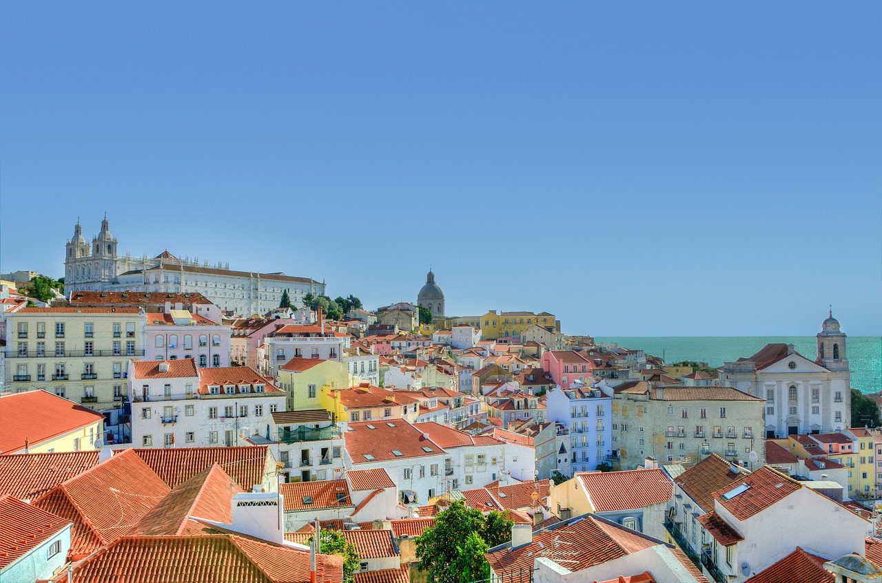 アルファマの屋根と教会 Alfama rooftops and church, Lisbon