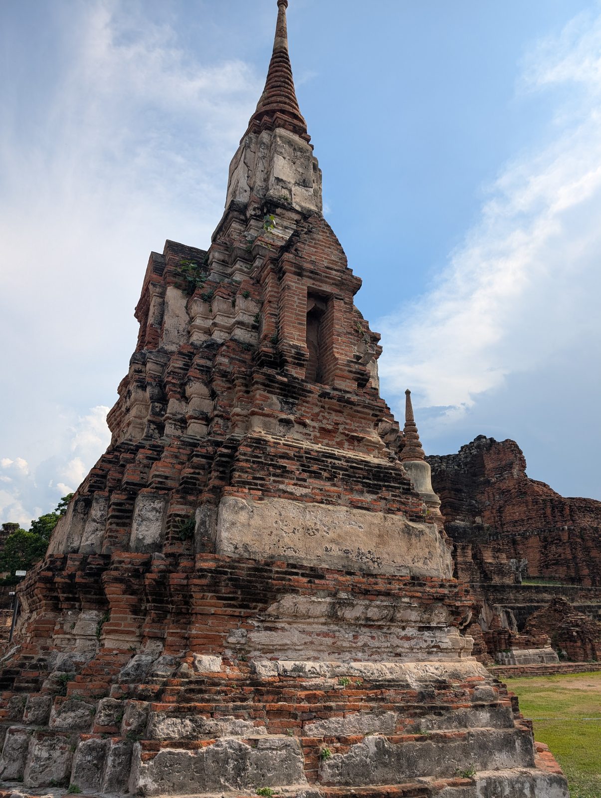 アユタヤの仏塔(チェディ) A tall chedi in Ayutthaya