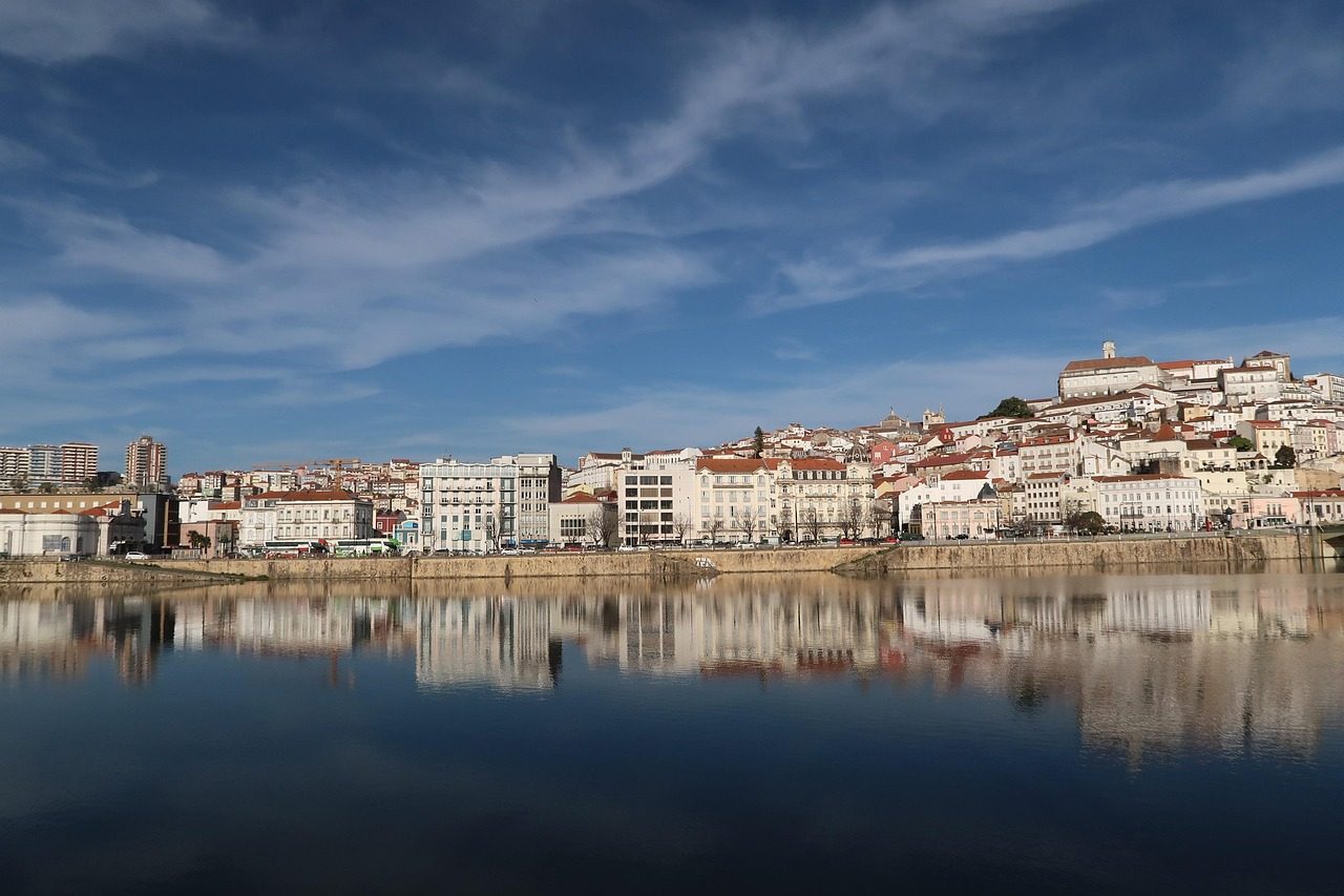 モンデゴ川越しに望むコインブラの丘上旧市街 Coimbra hilltop old town across the Mondego river