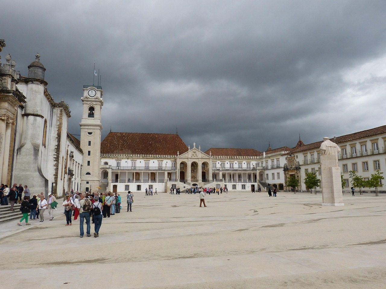 コインブラ大学の中庭と時計塔 University of Coimbra courtyard and clock tower