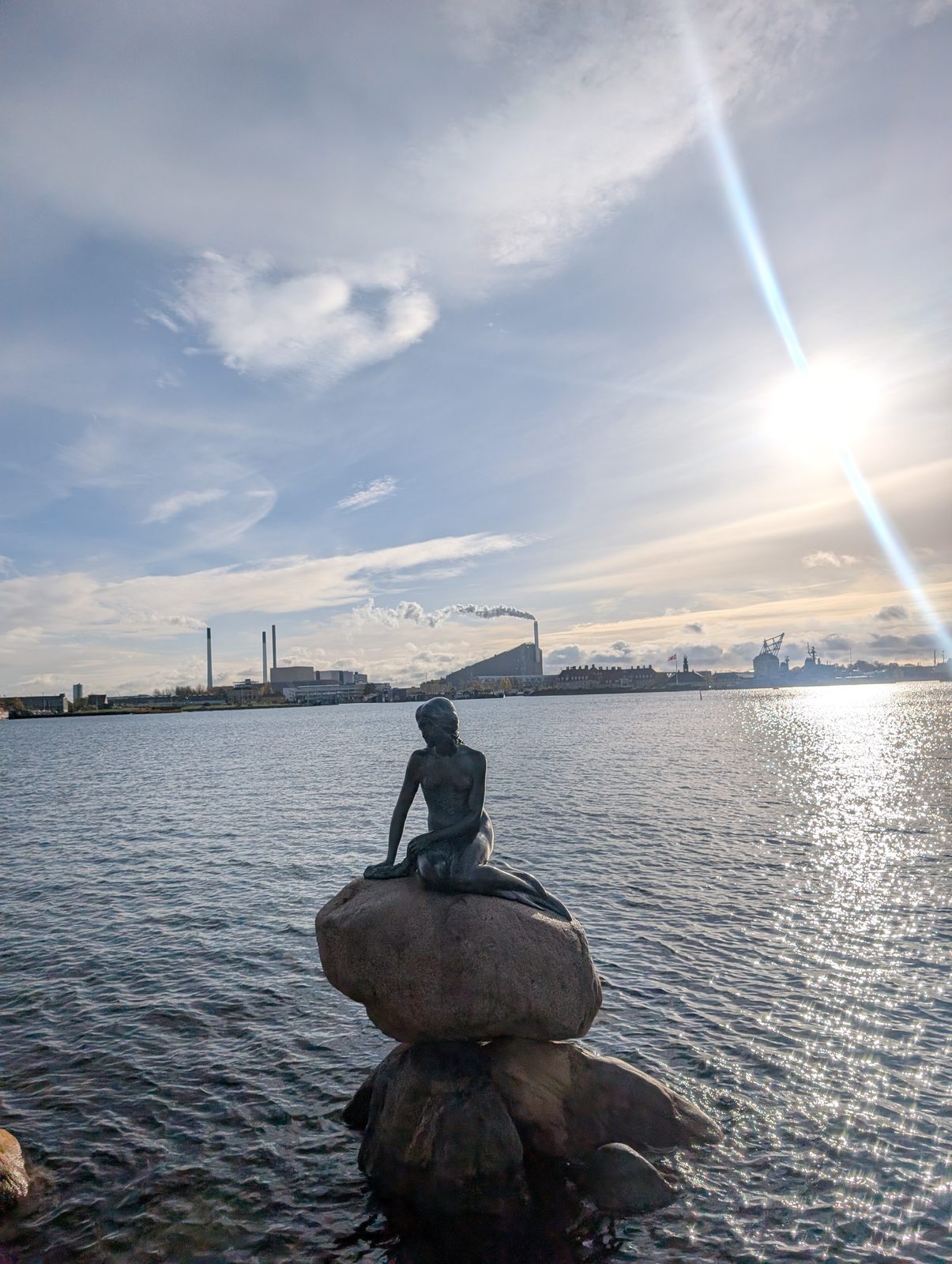 海辺に座る人魚姫像 The Little Mermaid statue on the waterfront, Copenhagen