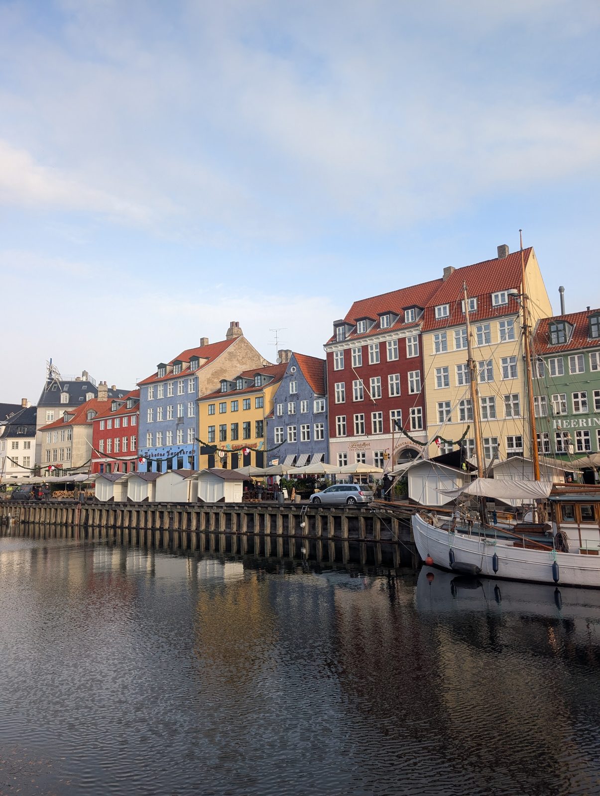 朝のニューハウン運河 Nyhavn canal in the morning, Copenhagen
