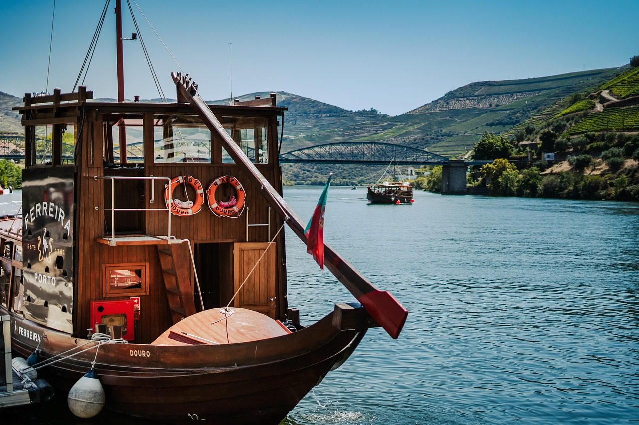 ドウロ川のラベーロ船 Rabelo boat on the Douro river, Portugal