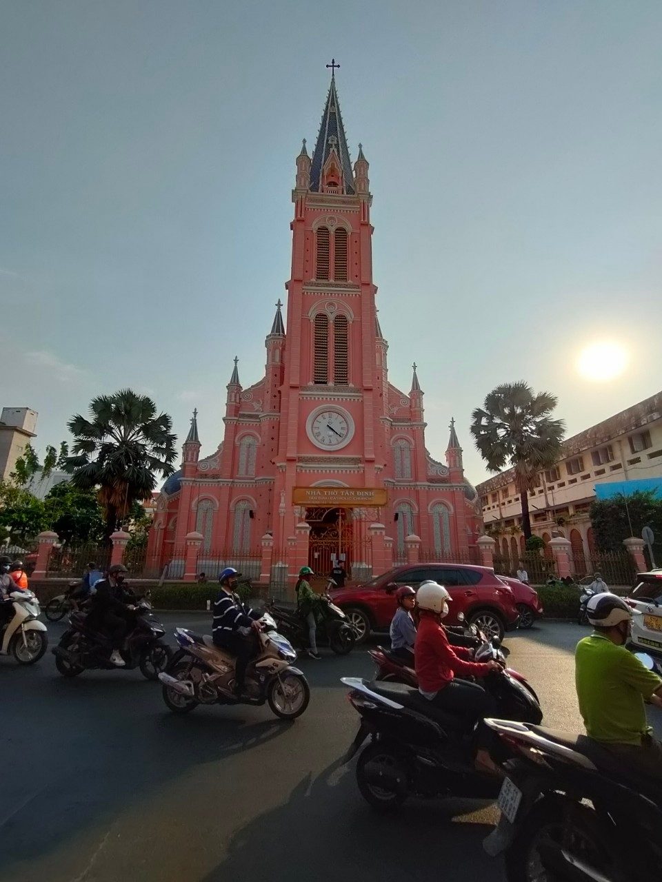 タンディン教会前を埋めるバイク Motorbikes in front of Tan Dinh Church, Ho Chi Minh City