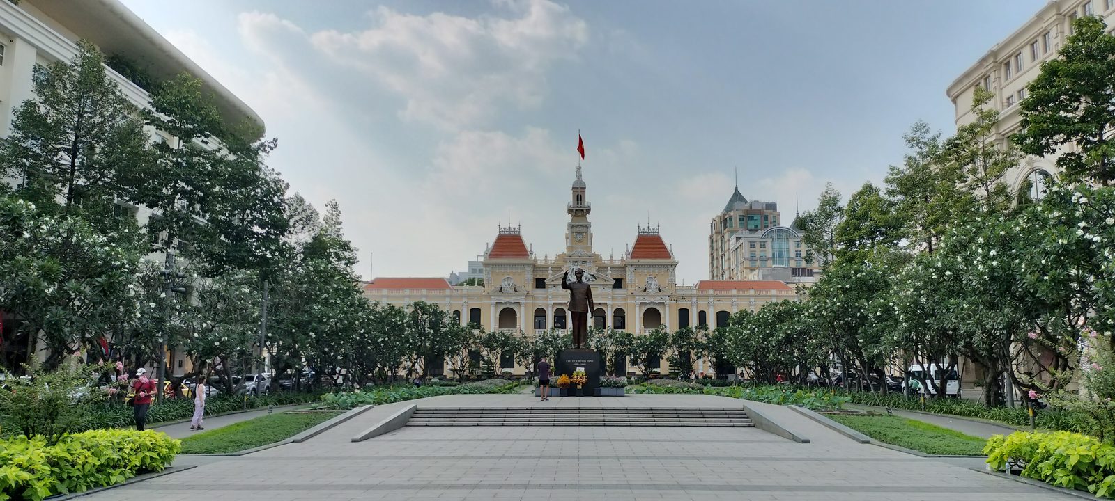 グエンフエ通りと人民委員会庁舎 Nguyen Hue plaza and the People’s Committee building, Ho Chi Minh City