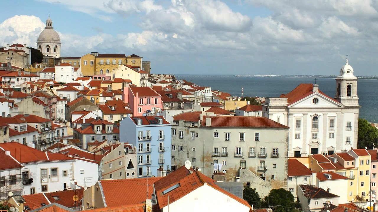 アルファマの街並みパノラマ Panorama of Alfama rooftops, Lisbon