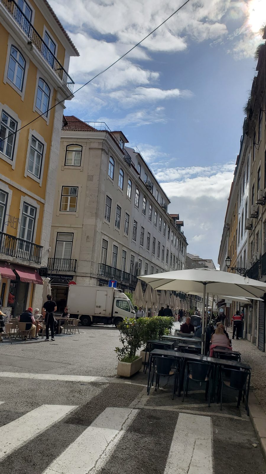 昼のバイシャの歩行者道 Pedestrian street in Baixa by day, Lisbon