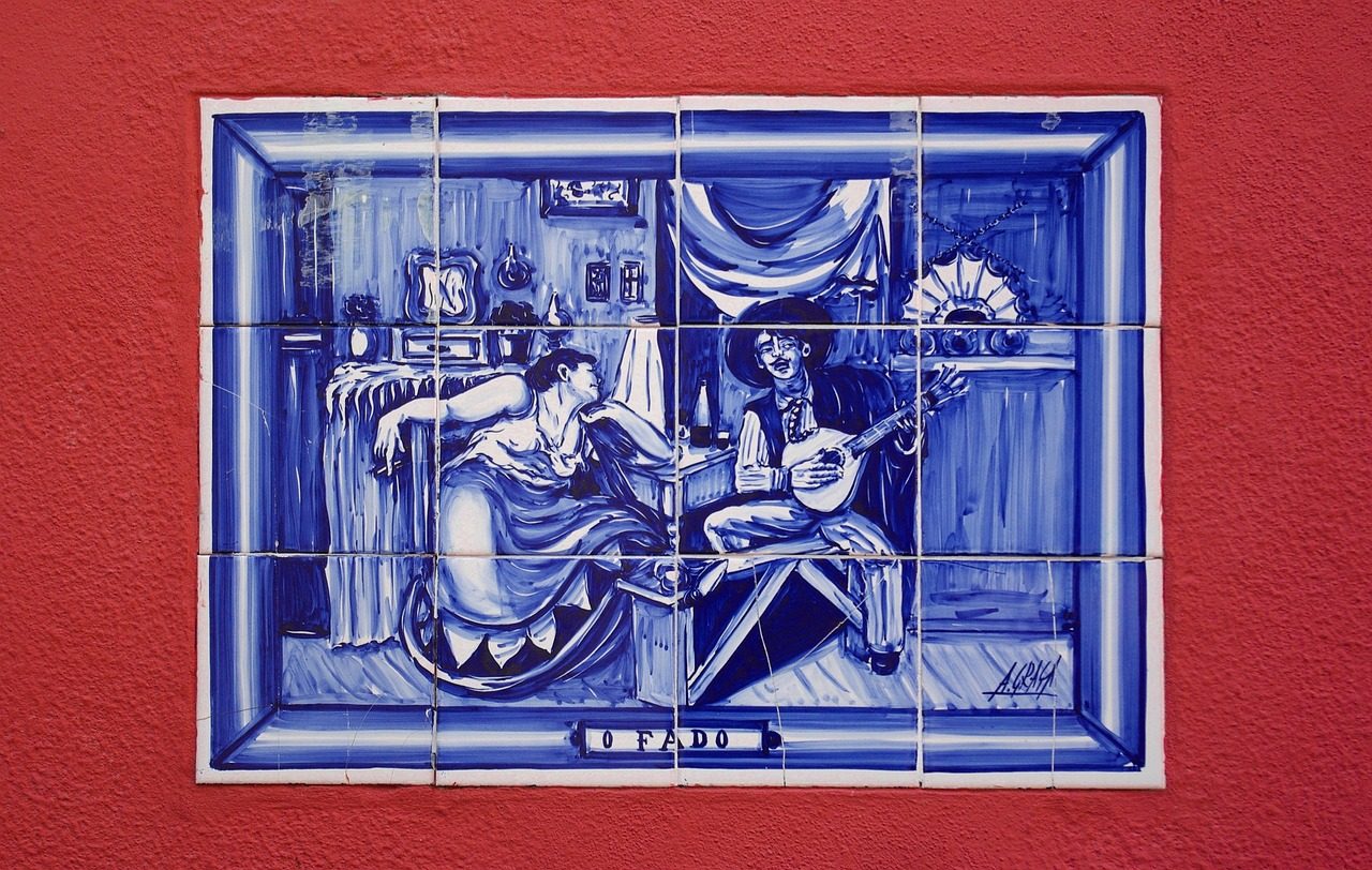 ファドを描いたアズレージョ Azulejo panel depicting fado musicians, Lisbon