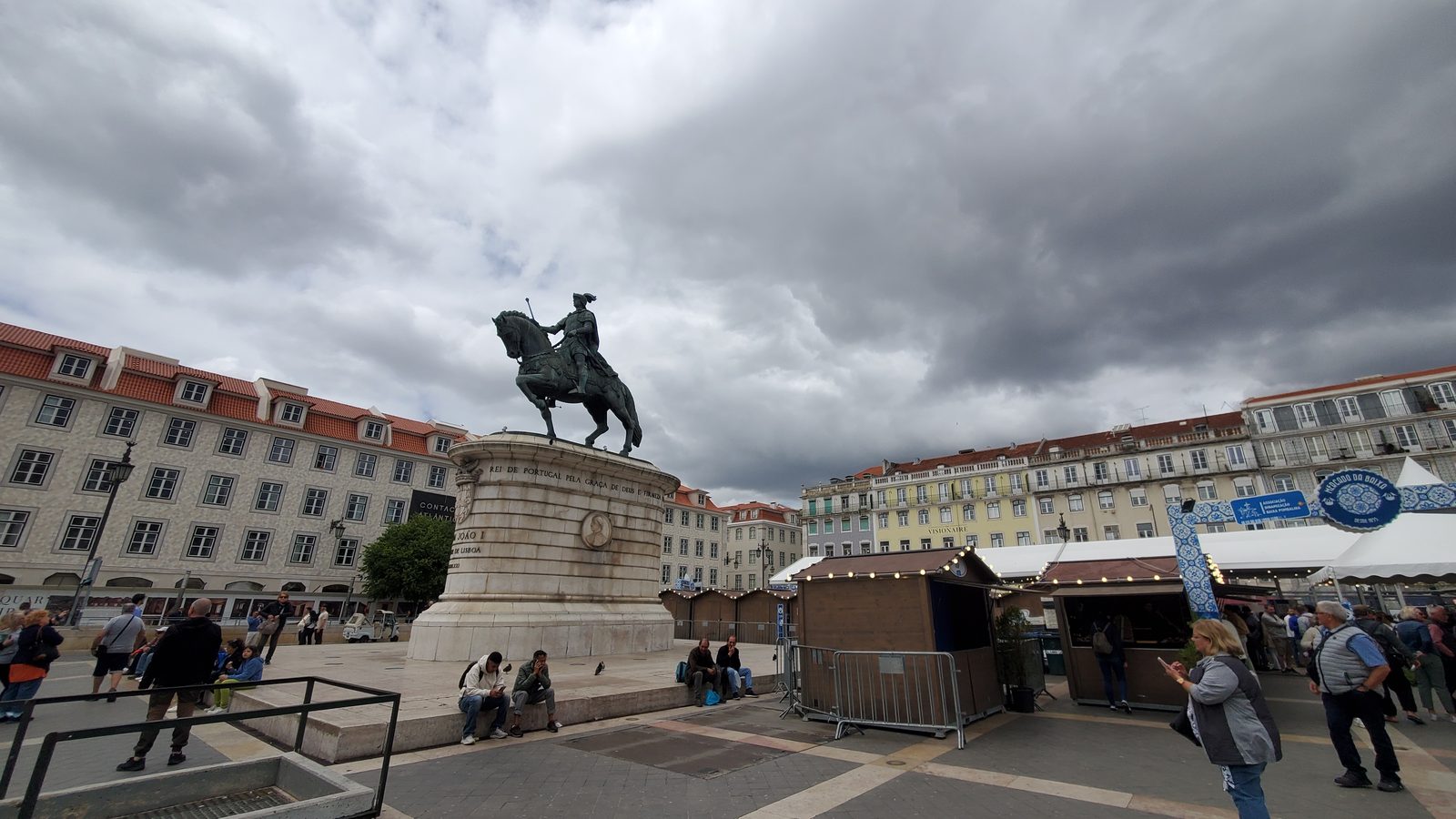 フィゲイラ広場の騎馬像 Equestrian statue on Praca da Figueira, Lisbon