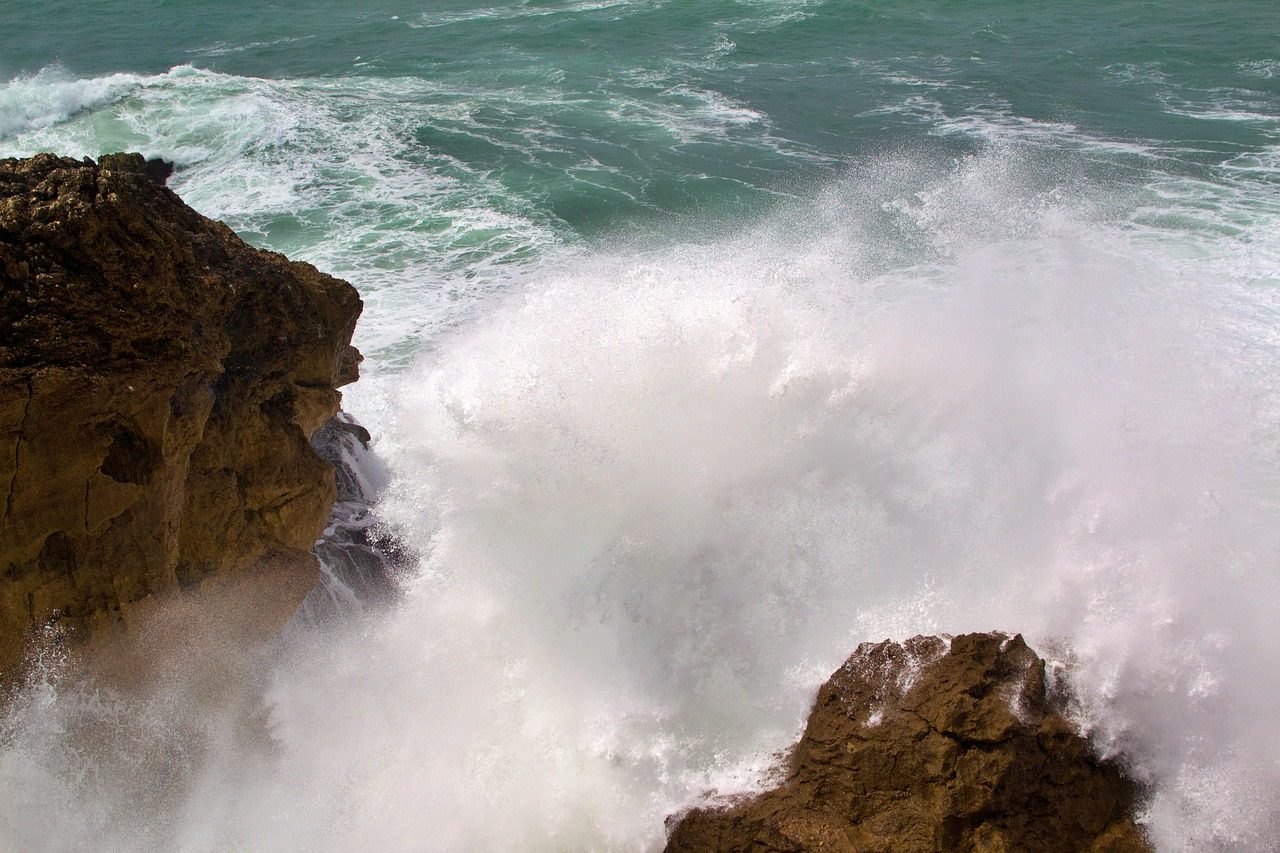 シティオの断崖に砕ける波 Waves crashing on the Sitio cliffs, Nazare