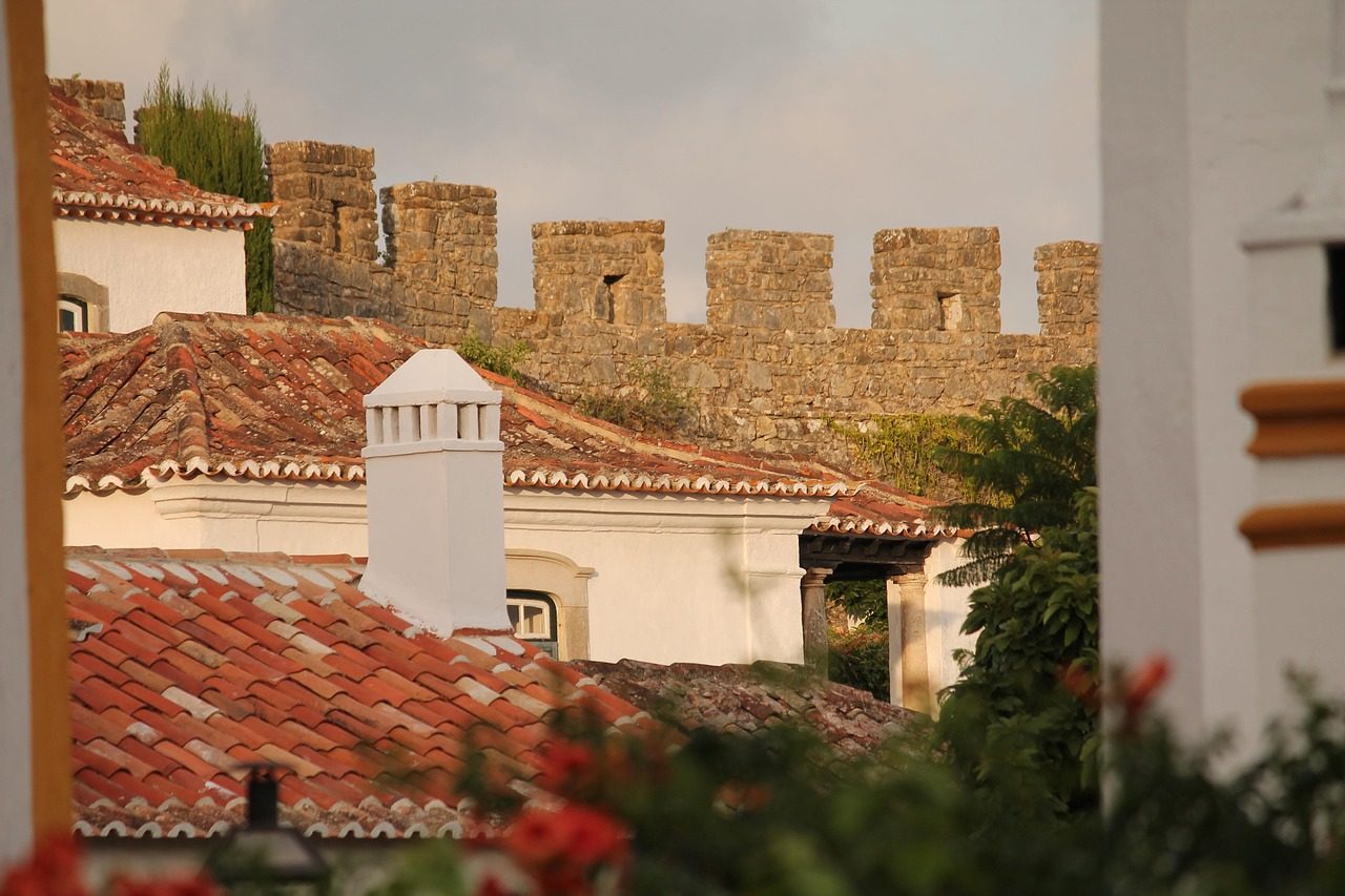 城壁の胸壁と赤い屋根 Obidos battlements over the rooftops
