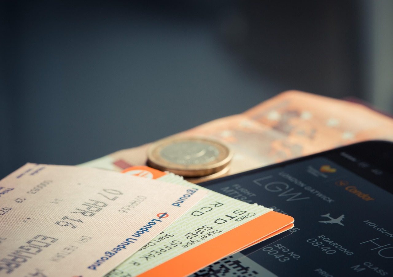 旅券と搭乗券 Passport and boarding pass on a desk