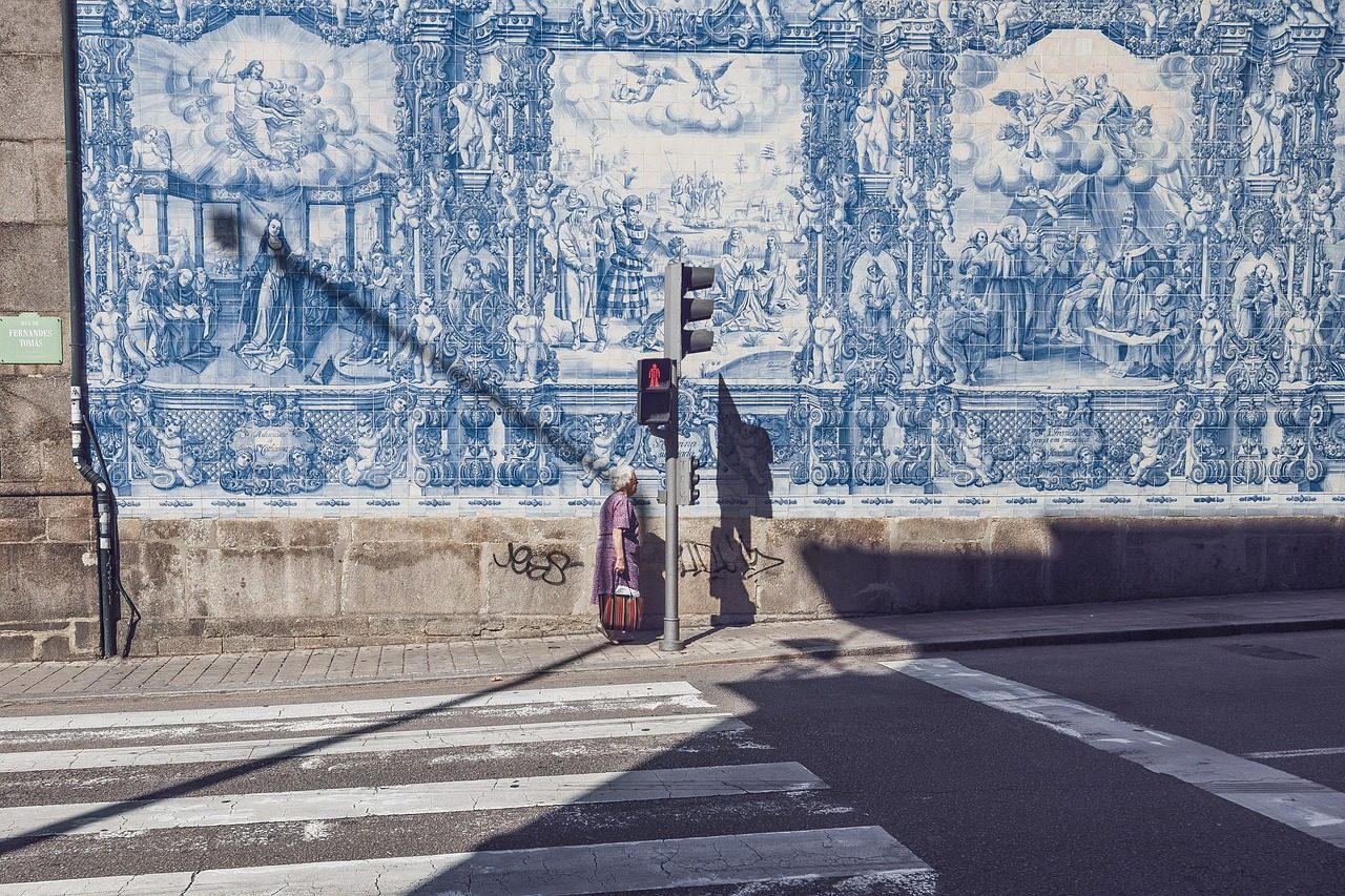 アズレージョに覆われた礼拝堂の壁 Azulejo-covered chapel wall in Porto