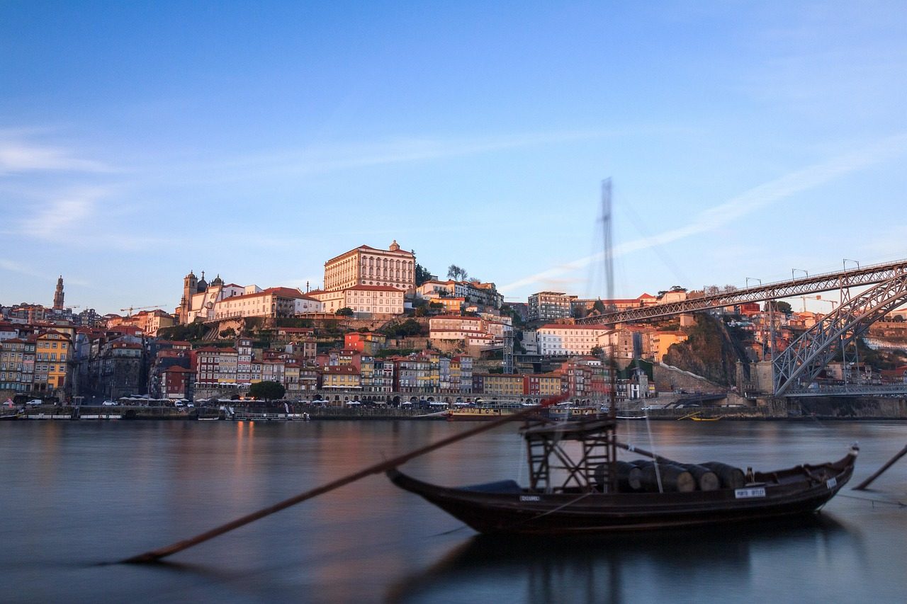 夕暮れのドウロ川とドン・ルイス1世橋 Douro river at sunset with Dom Luis I Bridge, Porto
