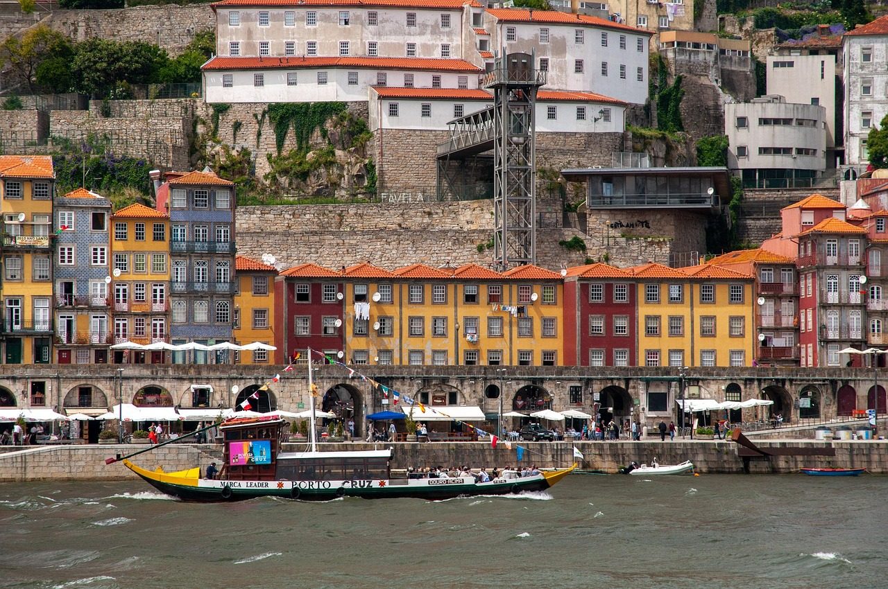 ドウロ川のラベーロ船とリベイラの街並み Rabelo boats on the Douro with Ribeira behind, Porto