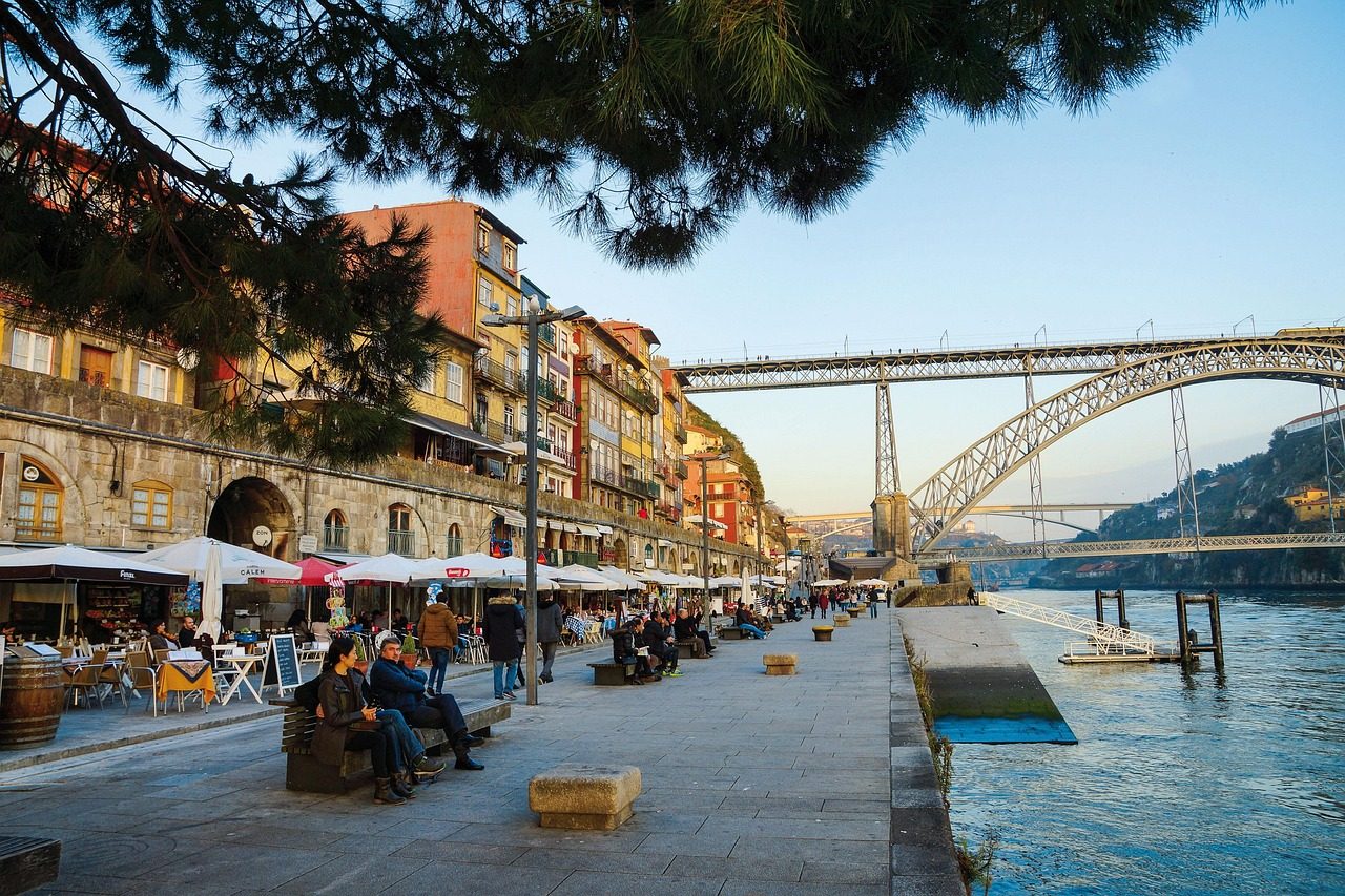 リベイラ河岸とドン・ルイス1世橋 Ribeira waterfront and Dom Luis I Bridge, Porto