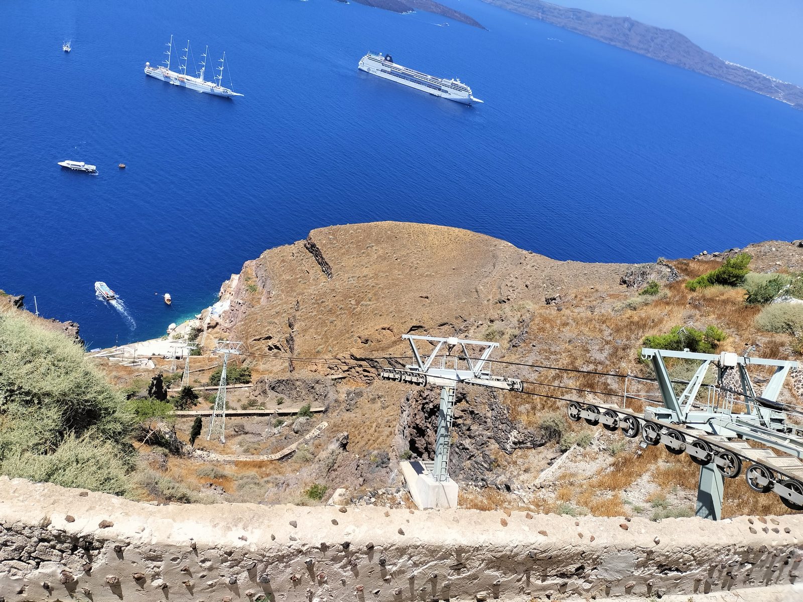 カルデラの旧港に停泊するクルーズ船 Cruise ships in the Santorini caldera